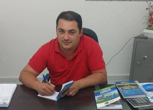 O gestor de Cachoeira dos Índios, Allan Seixas de Sousa, que foi denunciado por contratar servidores públicos de forma irregular. (Foto: Reprodução).