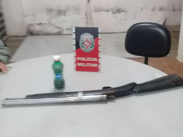 A arma apreendida e o acusado, foram conduzidos e apresentados na Central de Polícia Civil de Patos, para as providências legais (Foto Divulgação PMPB)