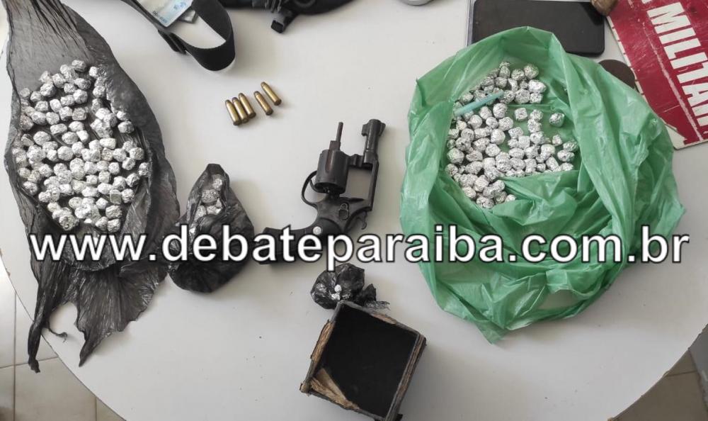 Diante do flagrante, os suspeitos e todo o material apreendido foram levados à delegacia de Polícia Civil (Foto: Reprodução)