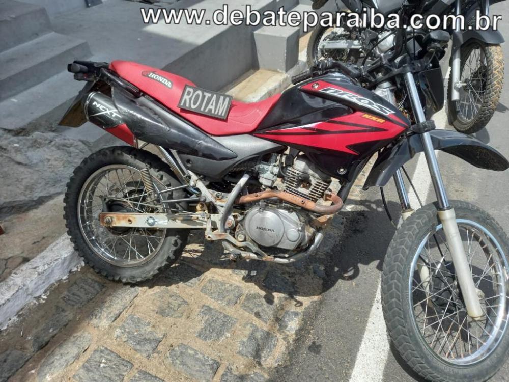 A motocicleta foi rebocada à delegacia de Polícia Civil e após serem feitos os procedimentos administrativos, será devolvida ao proprietário legítimo (Foto: Reprodução)