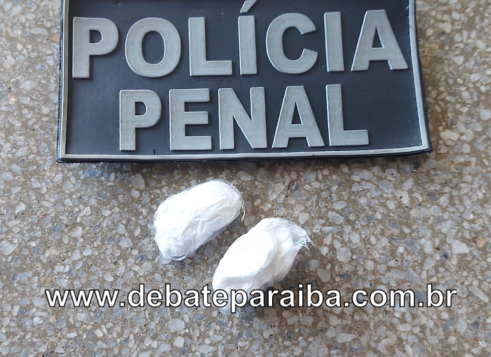 Posteriormente a suspeita e a droga apreendida foram levados à delegacia de Polícia de Polícia Civil (Foto: Reprodução)