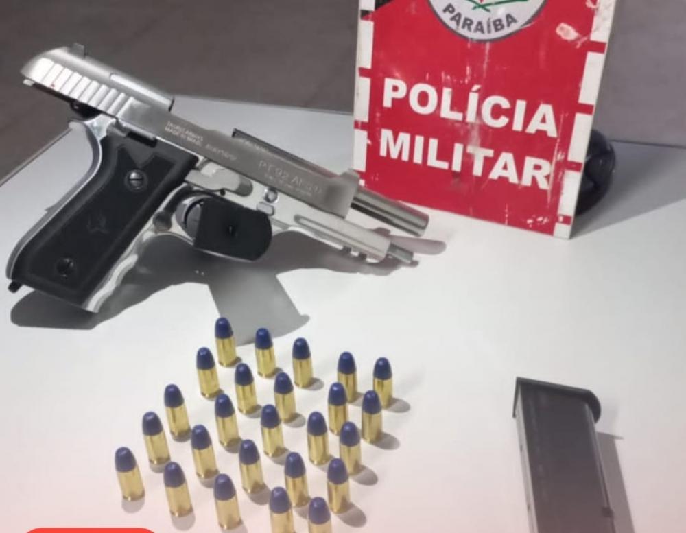 O condutor foi conduzido, juntamente com a arma de fogo, à delegacia de Polícia Civil de Teixeira, para que fossem realizados os procedimentos cabíveis (Foto: Reprodução)