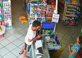 No delito, o criminoso subtraiu um anel de ouro além de uma quantia em dinheiro do caixa (Foto: Reprodução)