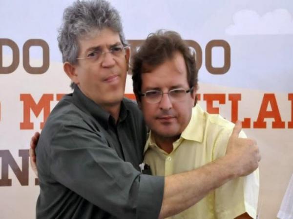 Durante coletiva, Tyrone manda recado curto e grosso para Ricardo. (Foto: Reprodução).