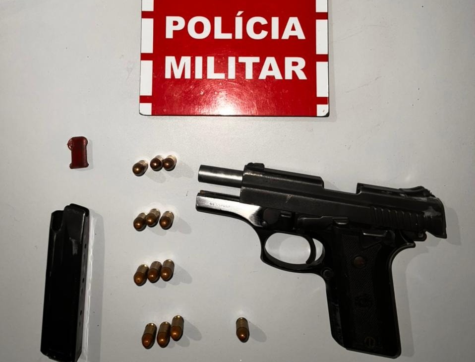 Ao ser feita uma varredura foi encontrada uma pistola calibre .380 com treze munições (Foto: Reprodução)