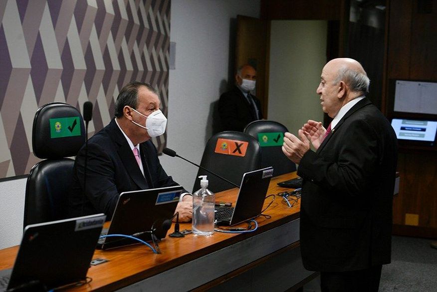 O presidente da CAE, Omar Aziz (de máscara), conversa com Ney Suassuna, relator dos pedidos de empréstimo da Paraíba Fonte: Agência Senado (Foto: reprodução)