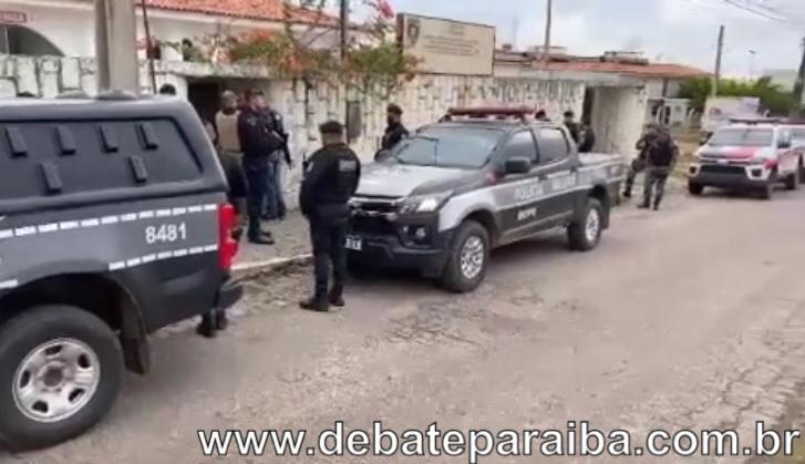 Ao término da ação policial, os suspeitos, a arma e o material apreendido foram conduzidos à delegacia de Polícia Civil de Sousa (Foto: Reprodução)