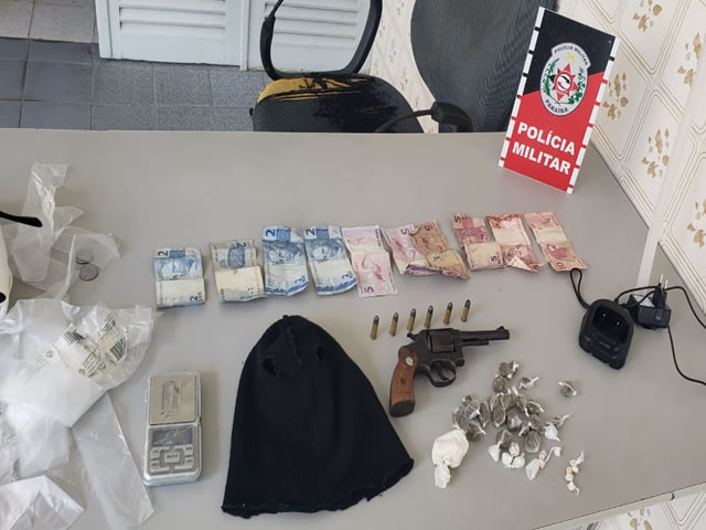 O material apreendido foi levado à delegacia de Polícia Civil, onde foi apresentado ao delegado de plantão (Foto Divulgação PMPB)