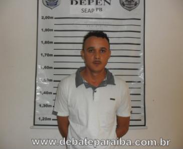 Após ser preso, Edijones Maia foi levado à delegacia de Polícia Civil e em seguida recambiado para a Colônia Agrícola Penal de Sousa (Foto: Reprodução)