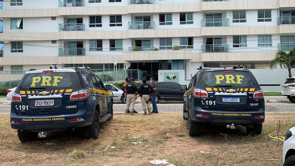 Operação da PRF no bairro do Bessa, em João Pessoa, apreendeu documentos e celulares de suspeitos de integrar grupo que atua no roubo de cargas — Foto: Walter Paparazzo/G1