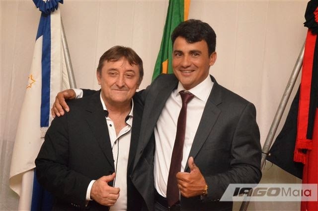 Raniel Roberto de gravata, abraçado com o ex-prefeito José Vieira (Foto: Reprodução Portal Iago Maia)