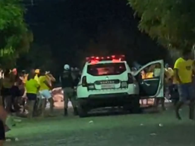 A Polícia Militar realizou a dispersão das pessoas que estavam gerando a aglomeração, e orientou a vítima ferida a procurar à delegacia de Polícia Civil para formalizar um Boletim de Ocorrência (Foto: Reprodução Redes Sociais)