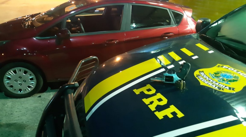 O veículo foi roubado no bairro do Geisel e seria levado para Campina Grande. O homem, que estava com uma arma de fogo, confessou que participou do assalto (Foto: Divulgação PRF)