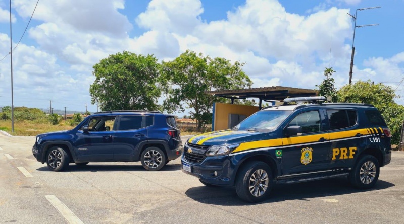 O veículo, avaliado em R$ 76 mil, teria sido vendido há um mês no Rio Grande do Norte e circulava no litoral paraibano (Foto: Divulgação PRF)