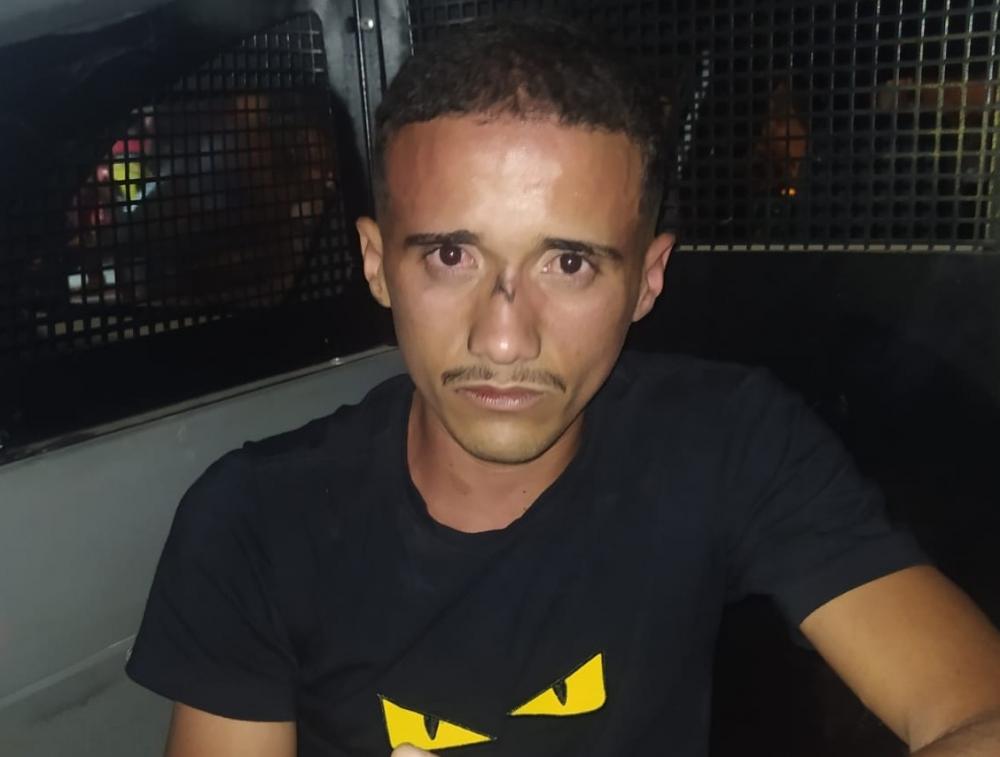 O homem foi preso e conduzido à delegacia de Polícia Civil, sendo apresentado a autoridade policial judiciária para serem adotados os procedimentos que determinam a lei (Foto: Reprodução)