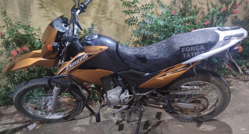 A moto e o suspeito foram conduzidos à delegacia de Polícia Civil, para serem adotados os procedimentos cabíveis pelo delegado de plantão (Foto: Reprodução)
