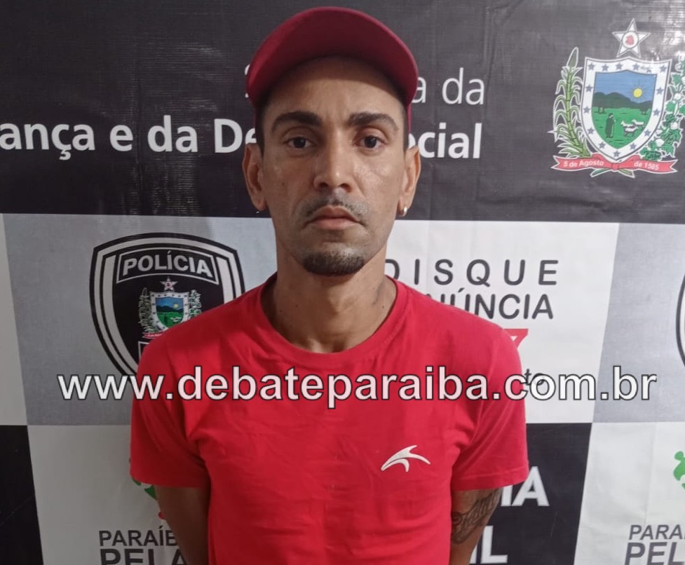 Os investigados e o material apreendido foram conduzidos à delegacia de Polícia Civil (Foto: Debate Paraíba)