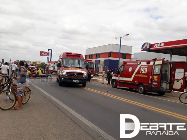 Grave acidente entre carro conduzido por irmão do prefeito de Sousa e motocicleta deixa três pessoas feridas na BR-230 em Sousa; vídeos e fotos