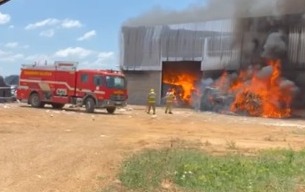 Vídeo: Incêndio de grandes proporções atinge galpão de algodão no município de Sousa, Bombeiros foram acionados para debelar as chamas