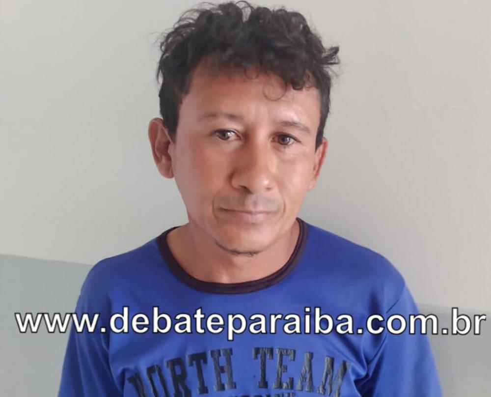 Romero Gomes foi localizado pelos policiais em uma fábrica nas imediações da 10ª Regional de Saúde, em Sousa. (Foto: Debate Paraíba).