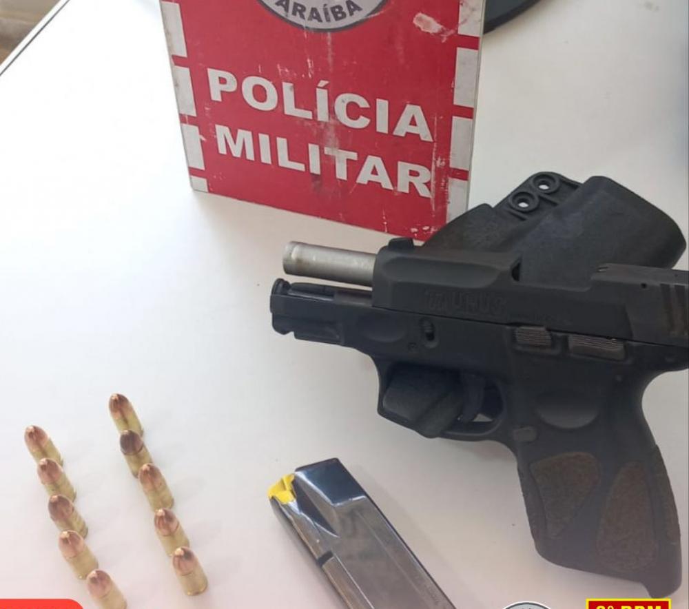 Foi apresentado pelo condutor a documentação do registro da arma em seu nome e dentro da validade, porém ele não possui o direito de transportá-la. (Foto: Reprodução).