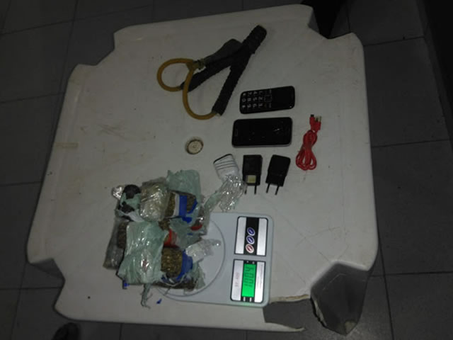 O suspeito e o material foram levados à delegacia de Polícia Civil (Foto: Reprodução)
