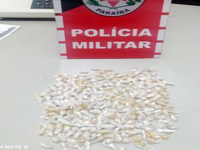 Os suspeitos foram levados à delegacia de Polícia Civil juntamente com o entorpecente apreendido (Foto: Divulgação PMPB)