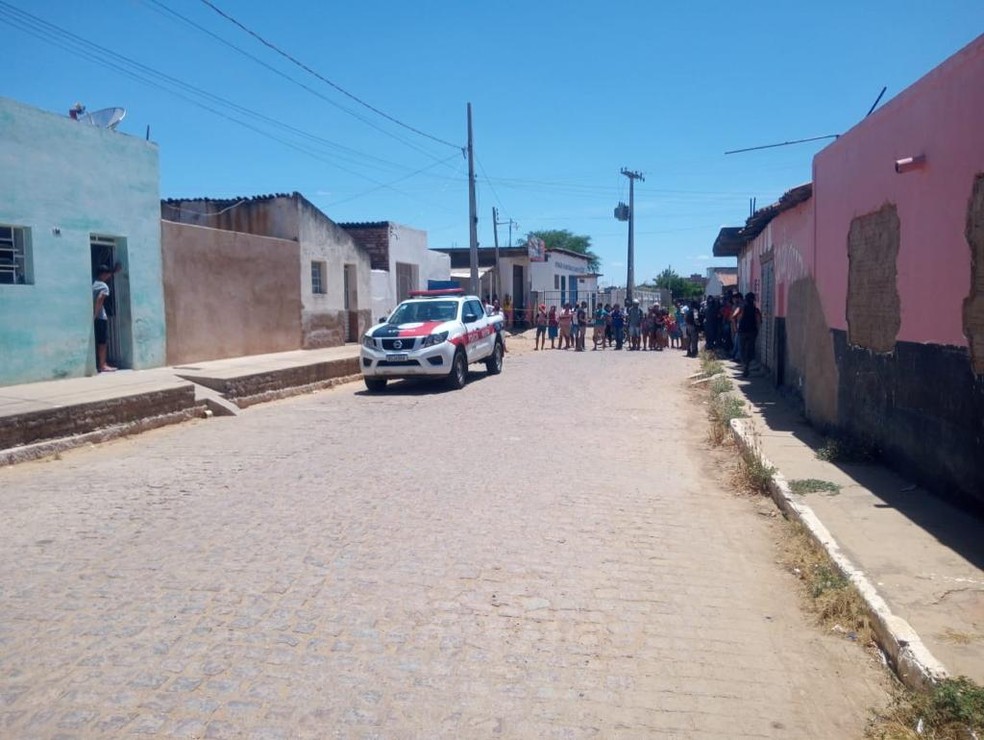 Familiares das vítimas sentiram falta deles e foram até a garagem, onde eles estavam, e encontraram os corpos — Foto: Edvaldo José