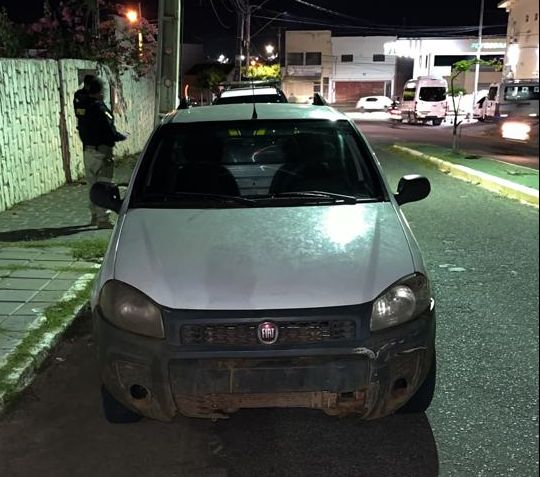 O carro foi levado à delegacia de Polícia Civil juntamente com o condutor, para serem realizados os procedimentos que determinam a lei. (Foto: Reprodução).