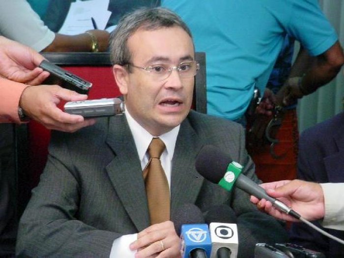 De acordo com os adversários, o desfecho deste processo torna a permanência de Tyrone no pleito inviável. (Foto: Reprodução).