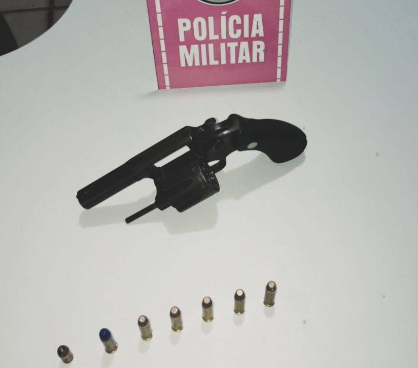 Em ato contínuo das buscas no local onde havia parado o carro, foi encontrado um revólver calibre .38 com mais munições. (Foto: Reprodução).