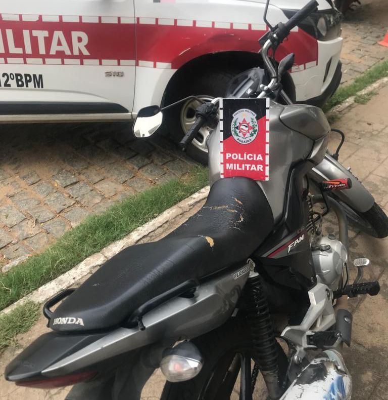 Os militares após receberem uma denúncia anônima, iniciaram as diligências na referida localidade e momentos depois encontraram a moto abandonada. (Foto: Reprodução).