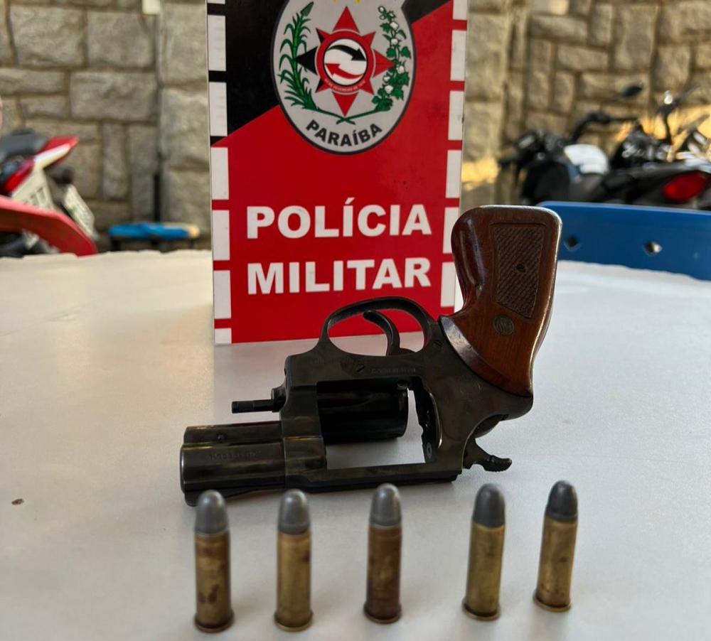 O suspeito informou que havia adquirido a arma na cidade de João Pessoa, porém não possuía a documentação necessária para estar com ela. (Foto: Reprodução).
