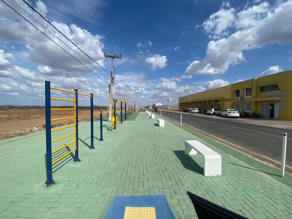 Fábio Tyrone, prefeito do município de Sousa volta a pintar logradouros públicos com as cores da campanha eleitoral. (Foto: Debate Paraíba).