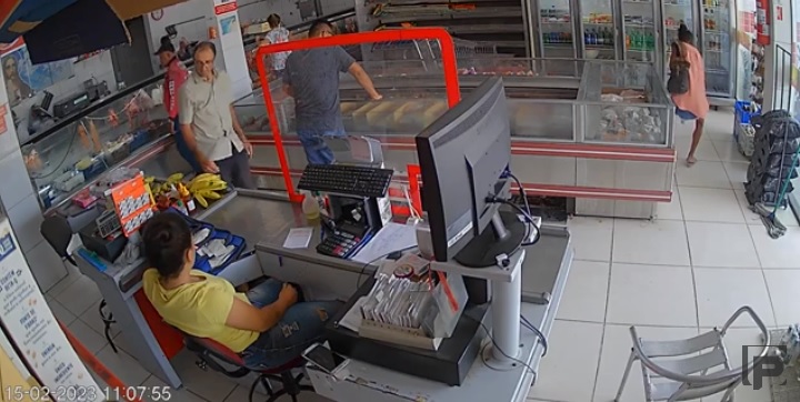 Câmeras de segurança registram momento em que mulher furta peças de carne de frigorífico no município de Sousa