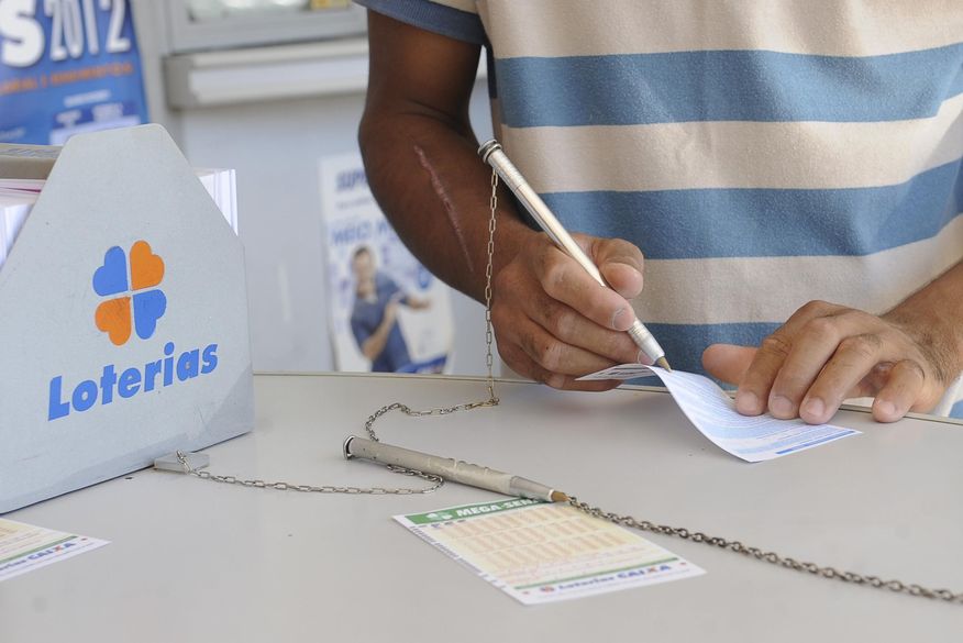 As apostas podem ser feitas até as 19h (horário de Brasília), em qualquer lotérica do país ou pela internet, no site da Caixa Econômica Federal (Foto: Reprodução).