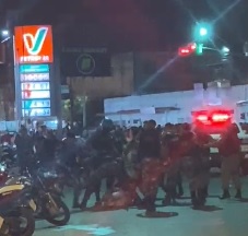 O alvoroço foi contido e algumas pessoas conduzidas à delegacia de Polícia Civil, para serem adotados os procedimentos cabíveis pela autoridade policial judiciária. (Foto: Reprodução).