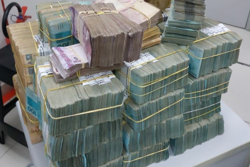 PF contabiliza quase R$ 2 milhões em dinheiro vivo encontrado em malas no aeroporto; jornalista diz que o dinheiro seria para pagamento de propina para políticos paraibanos