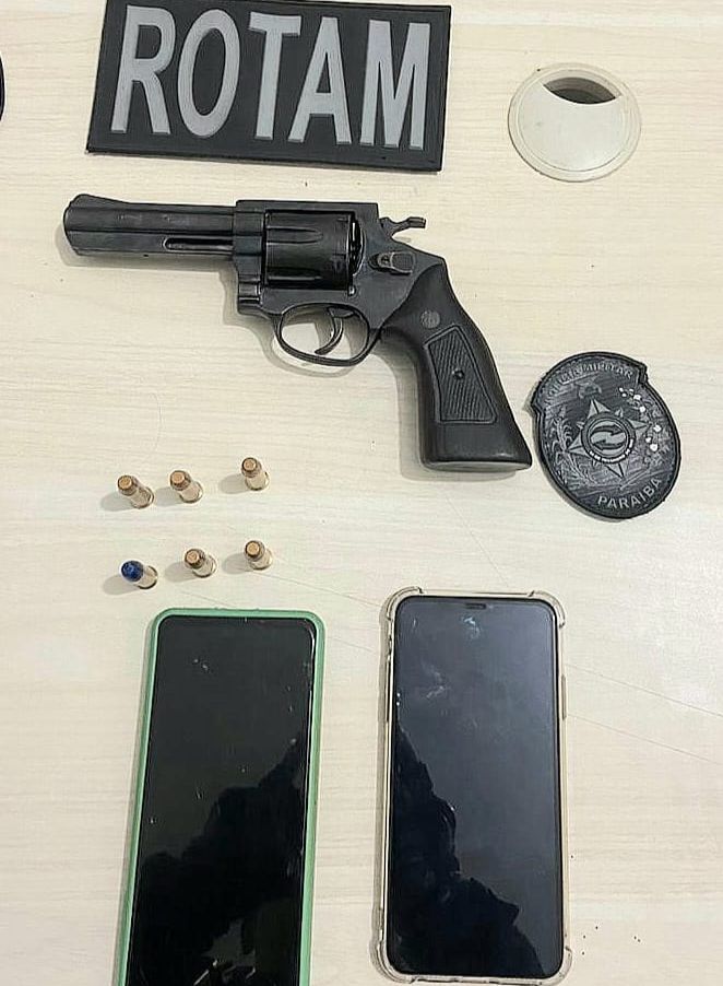 Ao ser feitas buscas pessoais nos indivíduos, foi encontrado um revólver calibre .38 com seis munições intactas na cintura do condutor da motocicleta. (Foto: Reprodução).