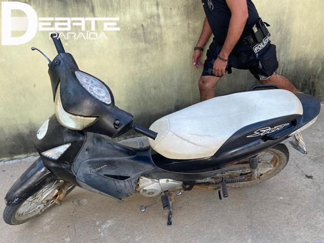 Após a prisão, o indivíduo e a moto recuperada foram conduzidos à delegacia de Polícia Civil de Sousa. (Foto: Divulgação PMPB).