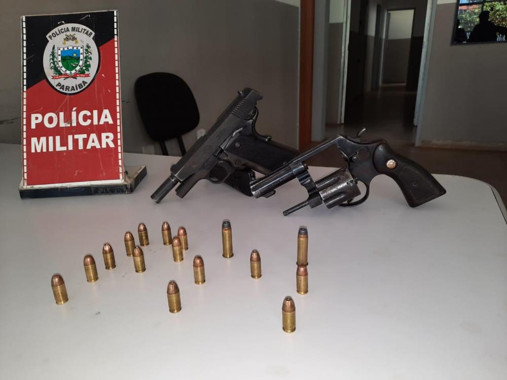 Diante do fato, o indivíduo e as armas foram encaminhados até a Delegacia de Teixeira (Foto: Divulgação PMPB)