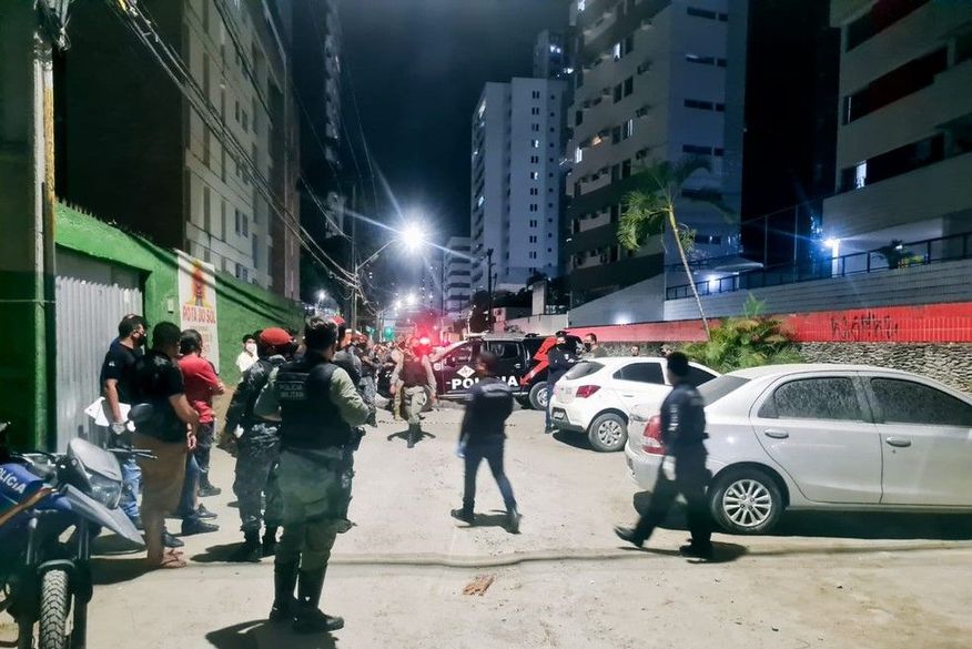 A Polícia Militar foi informada do ocorrido, após moradores da localidade sentirem um forte odor vindo de dentro do carro. (Foto: Reprodução Redes Sociais).