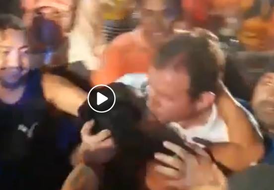 Tyrone beija eleitora na boca durante comício. (Foto: Reprodução do Youtube).