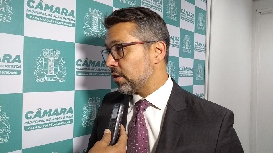 Oposição de Sousa: Leonardo Gadelha conversa com Gilbertão, nega contato com João Estrela, mas diz está aberto ao diálogo com o ex-prefeito