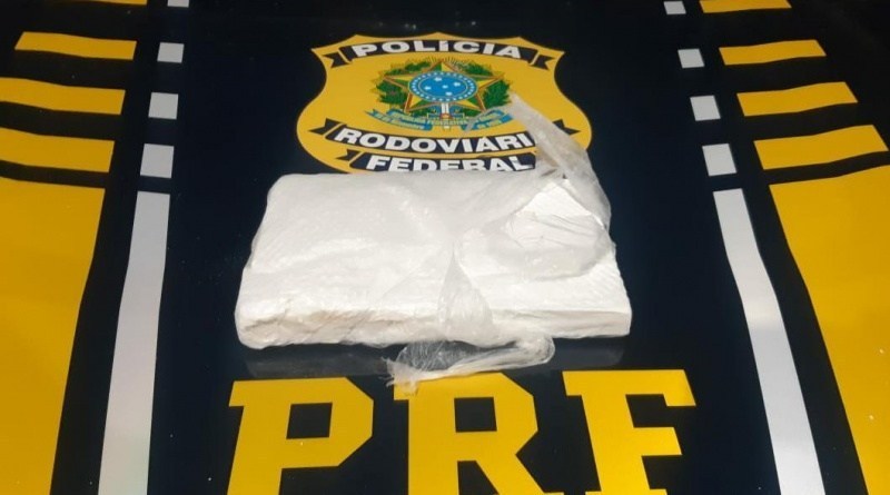 A droga, avaliada em mais de R$ 100 mil, saiu de Natal, no Rio Grande do Norte, e seria entregue no sertão paraibano (Foto: Divulgação PRF)
