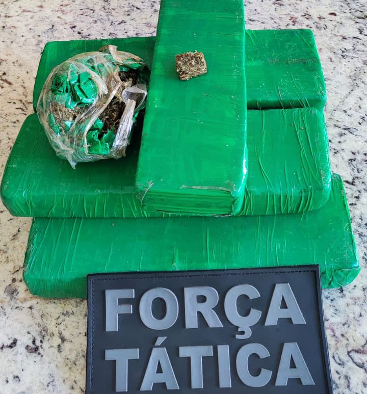 Com as buscas pessoais realizadas, a guarnição encontrou com os suspeitos cerca de 5 kg de maconha. (Foto: Reprodução).