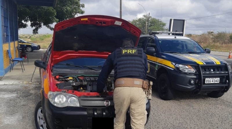 O veículo foi roubado há 3 anos e circulava clonado (Foto: Divulgação PRF)