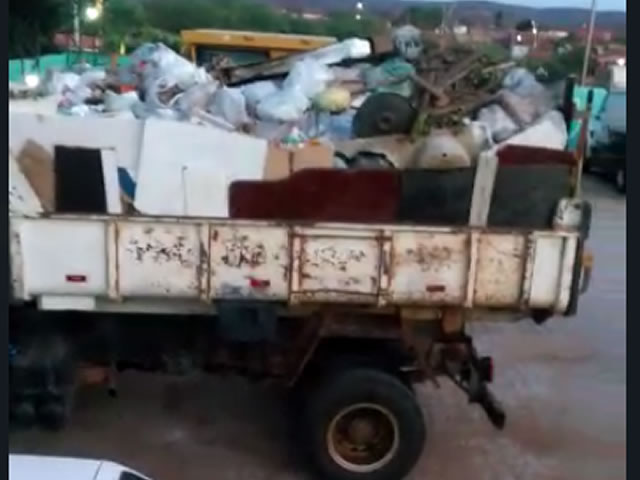 Moradores também denunciam que o lixo hospitalar também se encontra no meio dos entulhos e cobram uma resposta do poder público municipal (Foto: Reprodução Redes Sociais)