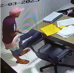 O assaltante foragiu do local levando um valor em dinheiro não revelado e celulares. (Foto: Reprodução).