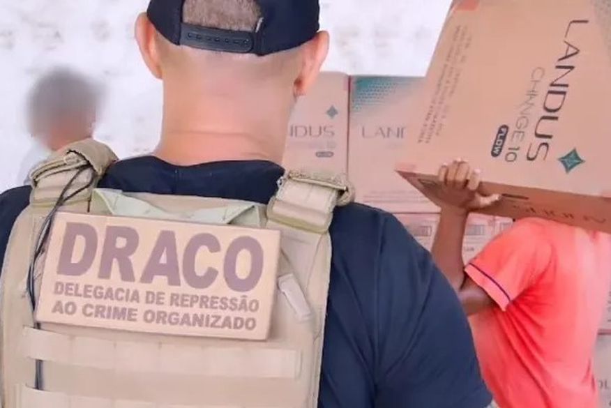 Dentro das caixas havia ainda quantidades de charutos e cigarros eletrônicos. (Foto: Reprodução).